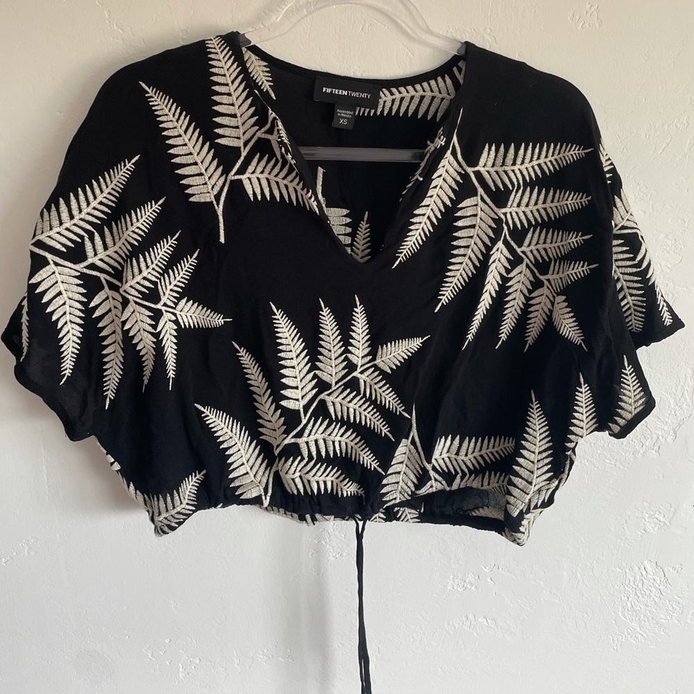Fifteen Twenty embroidered cropped tee black and cream NWOT XS palm leaf - Picture 3 of 8